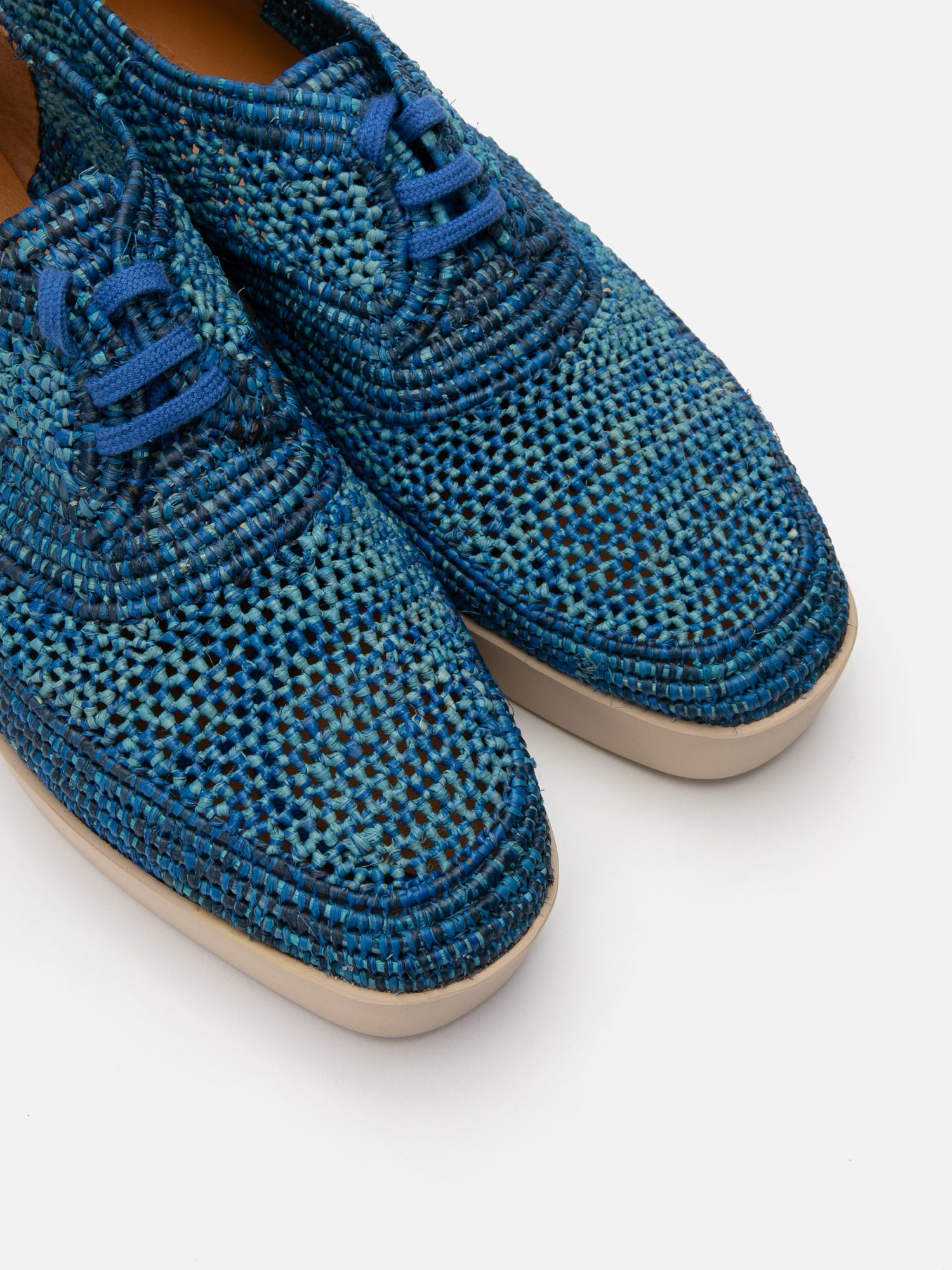 LISA4, azure raffia